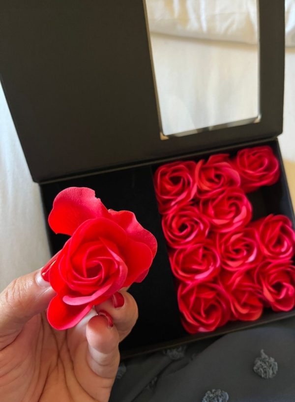 ❤❤❤12 artificial Red Rose flowers in a Big box